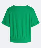 Blusa cropped verde de malla flamé, con cuello redondo, manga corta con doblez y elástico en el bajo.
