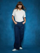 Jean de denim azul oscuro, corte recto y tiro alto.