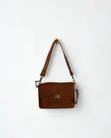 Cartera bandolera negra de cuero con correa regulable y cierre metálico frontal.