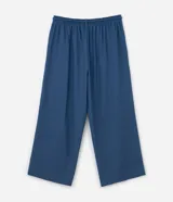 Pantalón largo de lino color azul con corte palazzo, cintura alta con elástico y cinturón de cordón ajustable.