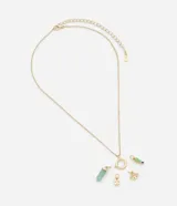 Collar corto dorado con cierre de aro y cuatro dijes colgantes: mano de Fátima, dije con piedras verdes, cristal facetado verde agua y dije con forma abstracta.