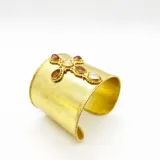 Pulsera ajustable de bronce enchapada en oro con diseño de cruz y piedras naturales, elaborada artesanalmente.