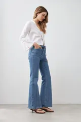 Jean de denim azul de corte oxford.