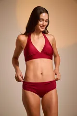 Conjunto de bikini con estampado animal print, compuesto por un corpiño triangular con tiras finas y una bombacha tipo short.