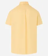 Camisa de hombre de manga corta color arena, confeccionada en lino y algodón. Tiene cuello camisero, corte clásico, cierre frontal con botones, un bolsillo en el pecho y ruedo recto.