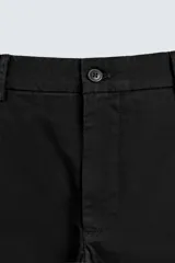 Pantalón chino color beige, de corte recto y tiro medio. Confeccionado en tejido de algodón con elasticidad, con bolsillos laterales y traseros de vivo. Cierre frontal con cremallera y botón.