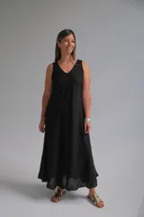 Vestido largo negro de lino, con escote en V y corte evasé.