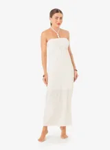 Vestido largo color verde claro, con textura arrugada, escote halter y espalda descubierta.