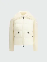 Chaqueta híbrida de lana tricot y tejido acolchado, color blanco roto. Presenta un cuerpo acolchado con cierre frontal y mangas largas de punto acanalado. El cuello es de borrego rizado.
