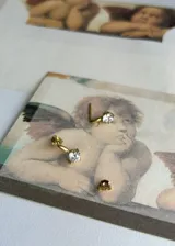 Aros colgantes dorados con zirconia engarzada.