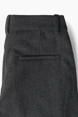 Pantalón de vestir gris oscuro con estampado a cuadros, corte tobillero ajustado, tiro medio, bolsillos laterales y presillas para cinturón.