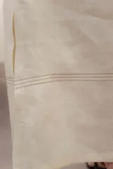 Vestido largo rojo con escote en V, mangas abullonadas con elástico en el puño y detalle de pespunte en contraste. Presenta un canesú con efecto punto smock y bolsillos laterales.