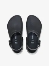 Zuecos negros de poliuretano con correa ajustable en el talón y orificios de ventilación laterales.