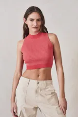 Top halter tejido color coral, con cuello alto y diseño ajustado al cuerpo.