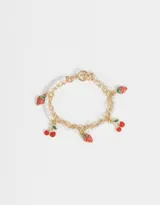 Set de dos pulseras: una de cadena dorada con dijes de frutilla y cereza, y otra de perlas sintéticas.