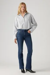 Pantalón de jean azul oscuro, de corte bootcut y tiro alto.