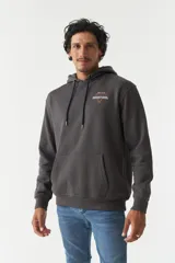 Canguro gris oscuro de felpa con capucha y cordones ajustables, bolsillo tipo canguro, puños y ruedo acanalados, y estampado en la espalda.