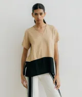 Remera color beige con corte horizontal en la parte inferior en color negro.