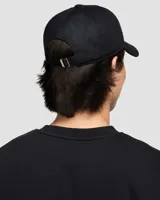 Gorra de béisbol negra con logo bordado en blanco en el frente.