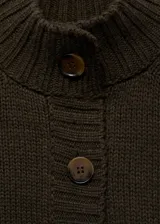 Cárdigan marrón de tejido de punto con cuello perkins, cierre frontal con botones, manga larga, terminaciones en canalé y dos bolsillos de parche delanteros.
