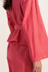 Set de kimono corto con lazo y pantalón con elástico en la cintura, en estampado rojo con lunares.