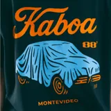 Remera negra de manga corta con cuello redondo y estampado pequeño en el pecho con el logo de Kaboa y la leyenda "Ford 88".