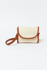 Cartera tipo sobre color crudo con ribete y asa corta color marrón.