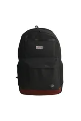 Mochila urbana de color negro con detalles en color bordó en la base. Presenta múltiples compartimentos con cierre, incluyendo uno superior con parche de la marca que indica coordenadas geográficas.