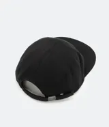 Gorra negra de algodón con diseño de 5 paneles, visera plana y cierre ajustable con hebilla.