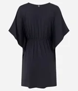 Salida de playa negra, amplia, con abertura delantera, lazo y mangas cortas amplias.