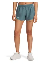 Short deportivo Under Armour Fly By 3 para mujer, color celeste, con cintura elástica, logo estampado en la pierna izquierda y bolsillo lateral con cierre.