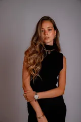 Conjunto tejido de chaleco y pantalón, talle único. El chaleco es sin mangas y con cuello alto. El pantalón es de corte ancho.