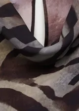 Blusa de manga larga con estampado animal print, cuello alto y cierre de botón en la parte posterior.