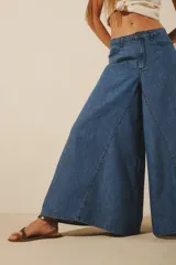 Pantalón de jean celeste de corte palazzo con pierna ancha.