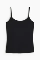Musculosa negra de breteles finos y escote redondo.