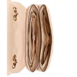 Cartera Guess modelo Tali Chica, color beige con diseño acolchado. Tiene correa de cadena dorada y asa de cuero. El interior cuenta con un bolsillo con cremallera y seis ranuras para tarjetas.