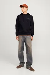 Canguro negro de manga larga con capucha y bolsillo canguro, en tejido de bucle con estampado suave.