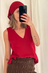 Chaleco tejido artesanalmente en hilado color beige, con escote en V y sisas amplias.