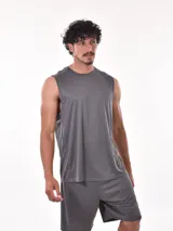 Musculosa deportiva gris con cuello redondo y sisas amplias.