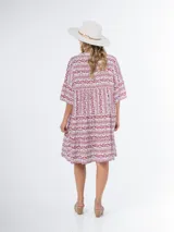 Maxi vestido de tela liviana con cuello mao y volados.