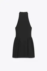 Vestido corto negro con cuello halter y sisas. Detalle de frunces en la falda. Cierre en la espalda con cremallera oculta.