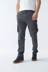 Pantalón cargo de hombre color verde militar, corte regular, con dos bolsillos laterales y logo bordado.