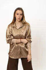 Camisa de satén color dorado, de manga larga y corte clásico.