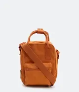 Bolso bandolera color naranja con correa ajustable, asa superior, bolsillo frontal con cierre y cierre principal con cremallera.