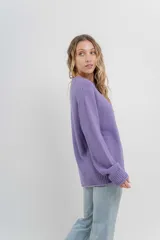 Sweater azul de punto medio, amplio, suave, con escote a la base y puños en mangas y en acabado inferior.