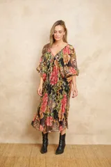 Vestido midi con estampado floral y animal print, escote en V profundo y mangas abullonadas.