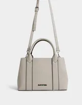 Cartera tipo city color gris claro, con doble asa corta, correa larga regulable y desmontable, cierre superior y tag metálico con el logo de la marca.