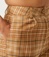 Short de sastrería con estampado de cuadros color beige y marrón, con trabillas en la cintura, cierre con botón y cremallera, y bajo doblado.