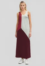 Vestido largo sin mangas, con cuello redondo y diseño color block en tonos borgoña y gris claro.