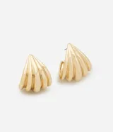 Aros dorados con forma de caracola plisada, con cierre de tornillo.